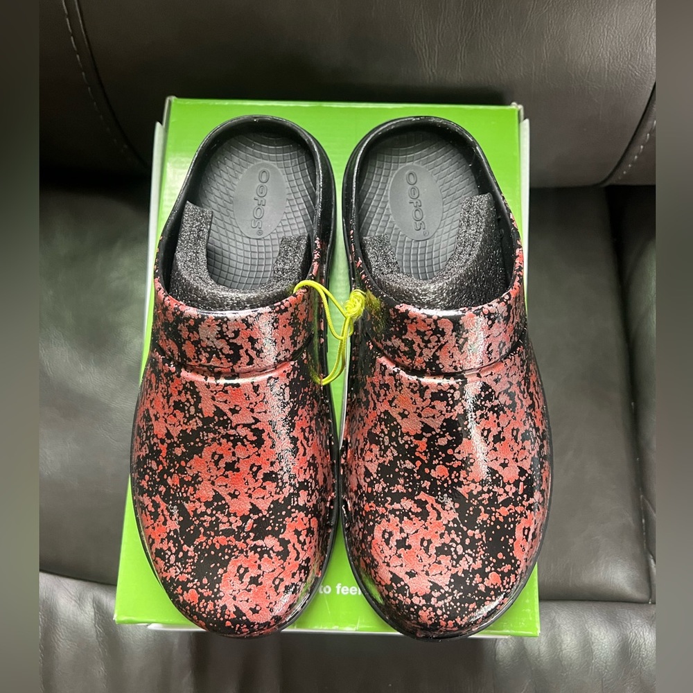 BNIB with tags OOFOS clogs size 8